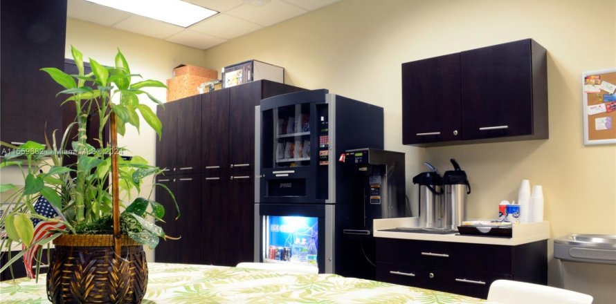 Office in Pembroke Pines, Florida № 1091882