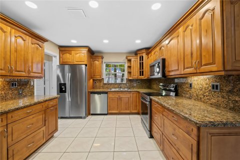 House in Hialeah, Florida 5 bedrooms, 178.37 sq.m. № 1930801 - photo 8
