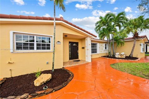 House in Hialeah, Florida 5 bedrooms, 178.37 sq.m. № 1930801 - photo 5
