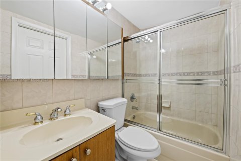 House in Hialeah, Florida 5 bedrooms, 178.37 sq.m. № 1930801 - photo 16