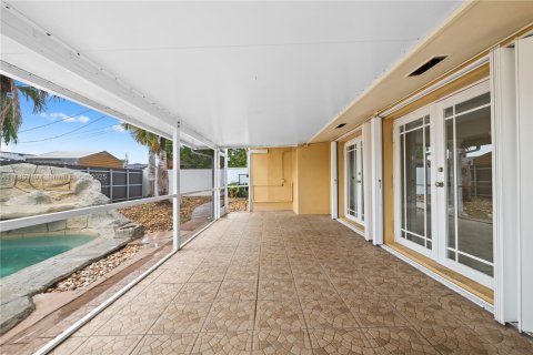 House in Hialeah, Florida 5 bedrooms, 178.37 sq.m. № 1930801 - photo 22