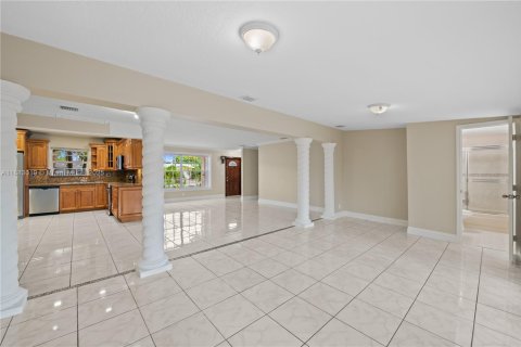 House in Hialeah, Florida 5 bedrooms, 178.37 sq.m. № 1930801 - photo 7