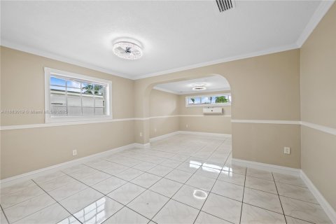 House in Hialeah, Florida 5 bedrooms, 178.37 sq.m. № 1930801 - photo 11