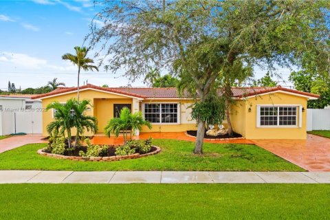House in Hialeah, Florida 5 bedrooms, 178.37 sq.m. № 1930801 - photo 1