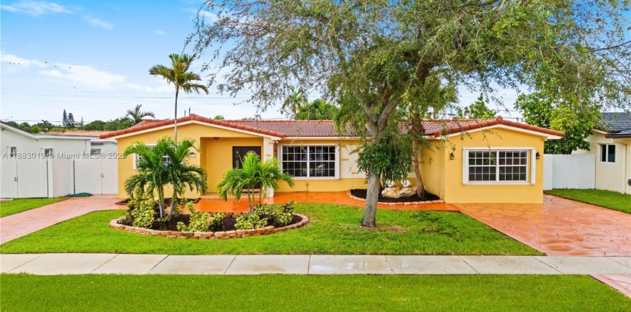 House in Hialeah, Florida 5 bedrooms, 178.37 sq.m. № 1930801