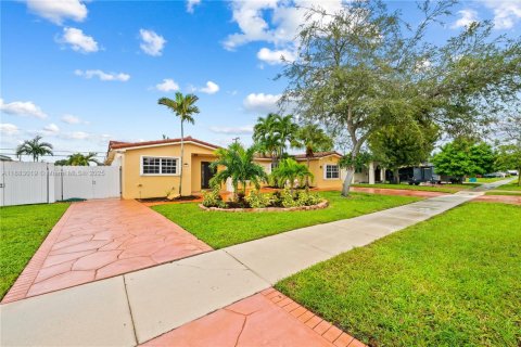 House in Hialeah, Florida 5 bedrooms, 178.37 sq.m. № 1930801 - photo 4