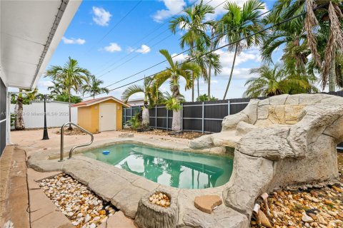 House in Hialeah, Florida 5 bedrooms, 178.37 sq.m. № 1930801 - photo 24