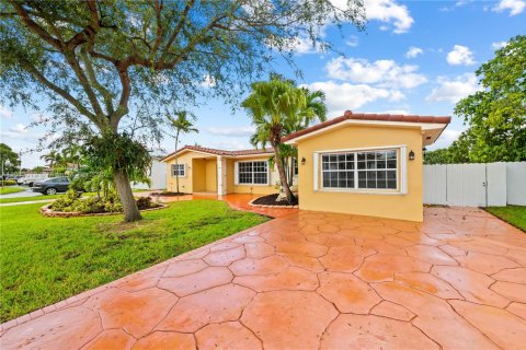 House in Hialeah, Florida 5 bedrooms, 178.37 sq.m. № 1930801 - photo 3