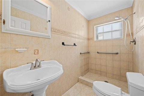 House in Hialeah, Florida 5 bedrooms, 178.37 sq.m. № 1930801 - photo 18