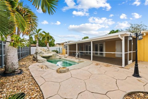 House in Hialeah, Florida 5 bedrooms, 178.37 sq.m. № 1930801 - photo 26
