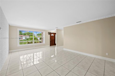 House in Hialeah, Florida 5 bedrooms, 178.37 sq.m. № 1930801 - photo 6