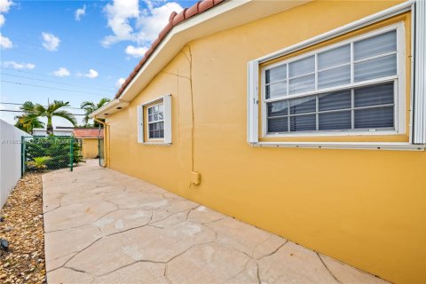 House in Hialeah, Florida 5 bedrooms, 178.37 sq.m. № 1930801 - photo 29