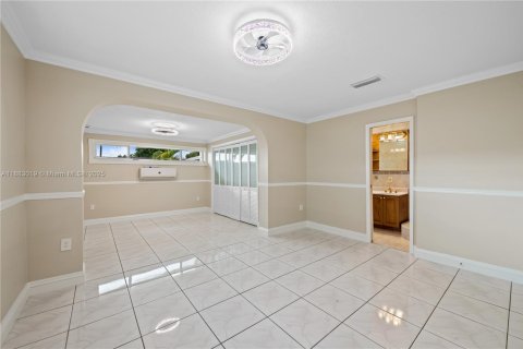 House in Hialeah, Florida 5 bedrooms, 178.37 sq.m. № 1930801 - photo 12