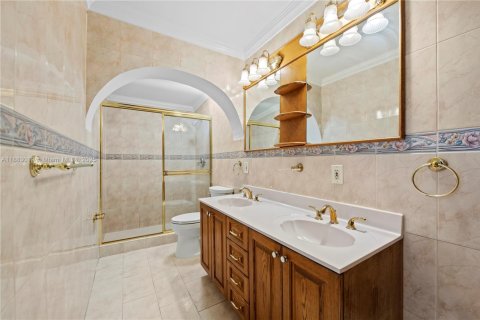 House in Hialeah, Florida 5 bedrooms, 178.37 sq.m. № 1930801 - photo 13