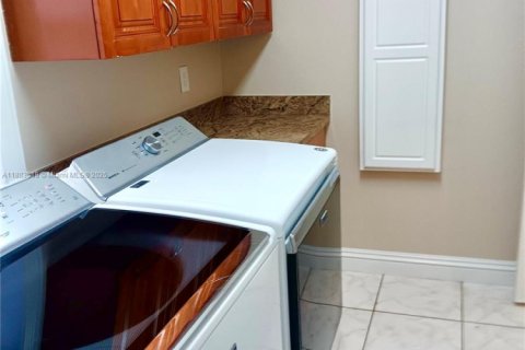 House in Hialeah, Florida 5 bedrooms, 178.37 sq.m. № 1930801 - photo 21