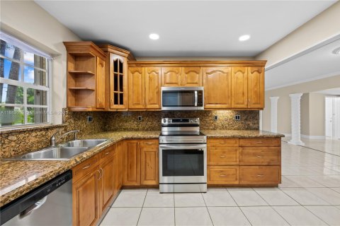House in Hialeah, Florida 5 bedrooms, 178.37 sq.m. № 1930801 - photo 9