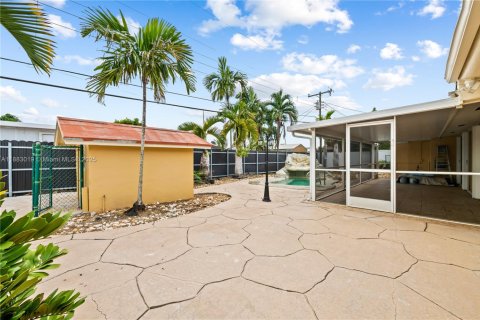 House in Hialeah, Florida 5 bedrooms, 178.37 sq.m. № 1930801 - photo 28