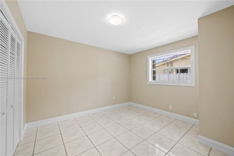 House in Hialeah, Florida 5 bedrooms, 178.37 sq.m. № 1930801 - photo 19