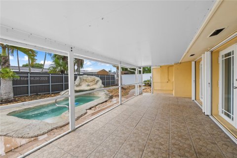 House in Hialeah, Florida 5 bedrooms, 178.37 sq.m. № 1930801 - photo 23