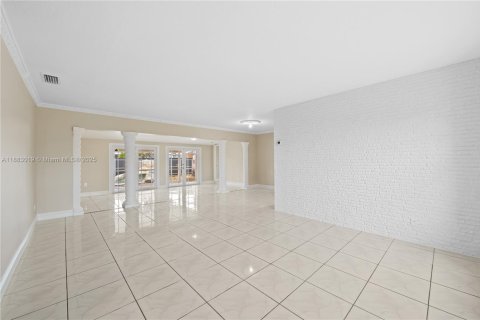 House in Hialeah, Florida 5 bedrooms, 178.37 sq.m. № 1930801 - photo 10