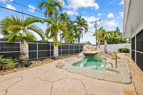 House in Hialeah, Florida 5 bedrooms, 178.37 sq.m. № 1930801 - photo 25