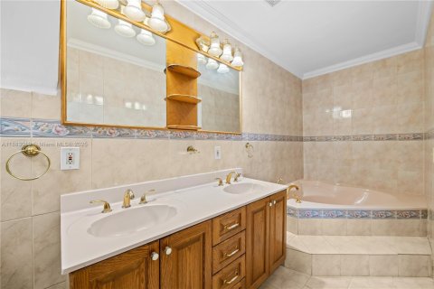 House in Hialeah, Florida 5 bedrooms, 178.37 sq.m. № 1930801 - photo 14