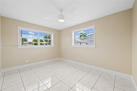 House in Hialeah, Florida 5 bedrooms, 178.37 sq.m. № 1930801 - photo 15