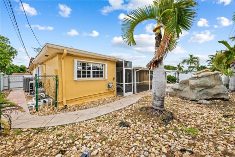 House in Hialeah, Florida 5 bedrooms, 178.37 sq.m. № 1930801 - photo 30