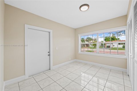 House in Hialeah, Florida 5 bedrooms, 178.37 sq.m. № 1930801 - photo 17