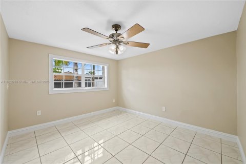 House in Hialeah, Florida 5 bedrooms, 178.37 sq.m. № 1930801 - photo 20
