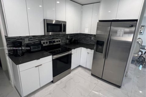 Купить виллу или дом в Халландейл-Бич, Флорида 5 спален, 245.17м2, № 1865735 - фото 6