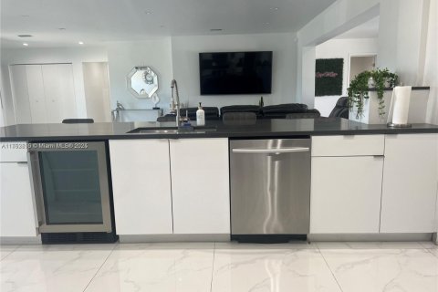 Купить виллу или дом в Халландейл-Бич, Флорида 5 спален, 245.17м2, № 1865735 - фото 4