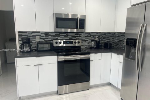 Купить виллу или дом в Халландейл-Бич, Флорида 5 спален, 245.17м2, № 1865735 - фото 5