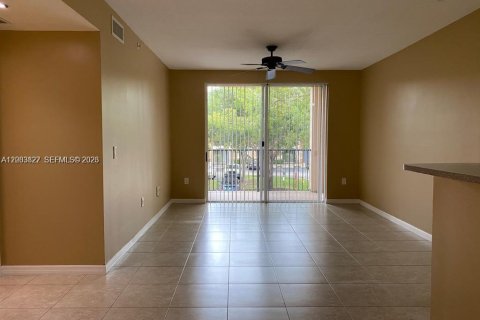 Condo in Tamarac, Florida, 2 bedrooms  № 2068758 - photo 10