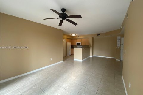 Condo in Tamarac, Florida, 2 bedrooms  № 2068758 - photo 9