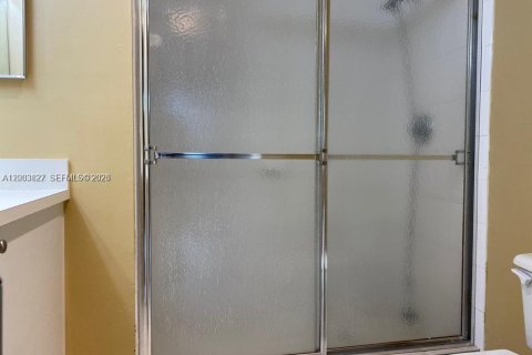 Condo in Tamarac, Florida, 2 bedrooms  № 2068758 - photo 22