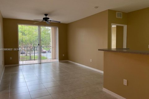 Condo in Tamarac, Florida, 2 bedrooms  № 2068758 - photo 16