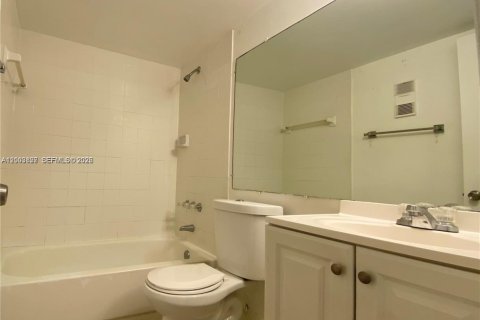 Condo in Tamarac, Florida, 2 bedrooms  № 2068758 - photo 15