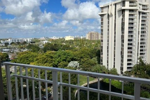 Condo in Miami, Florida, 2 bedrooms № 1855276 - photo 1