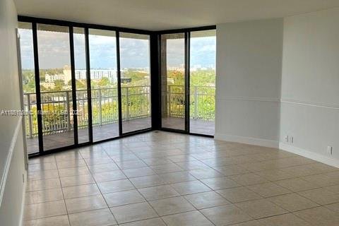 Condo in Miami, Florida, 2 bedrooms № 1855276 - photo 5