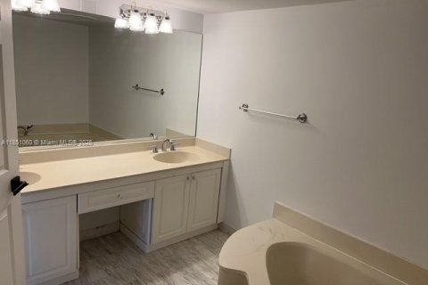 Condo in Miami, Florida, 2 bedrooms № 1855276 - photo 9