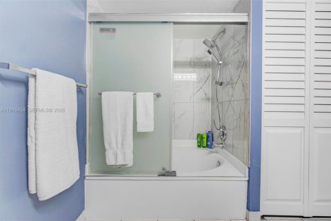 Copropriété à vendre à Hallandale Beach, Floride: 1 chambre, 104.98 m2 № 2083909 - photo 19