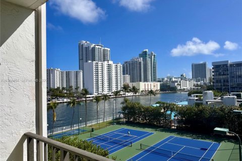 Copropriété à vendre à Hallandale Beach, Floride: 1 chambre, 104.98 m2 № 2083909 - photo 2
