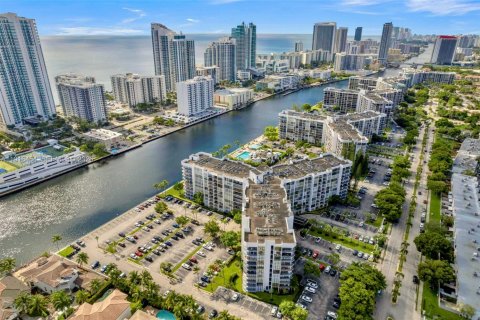 Copropriété à vendre à Hallandale Beach, Floride: 1 chambre, 104.98 m2 № 2083909 - photo 8