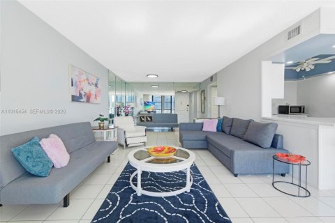 Copropriété à vendre à Hallandale Beach, Floride: 1 chambre, 104.98 m2 № 2083909 - photo 4