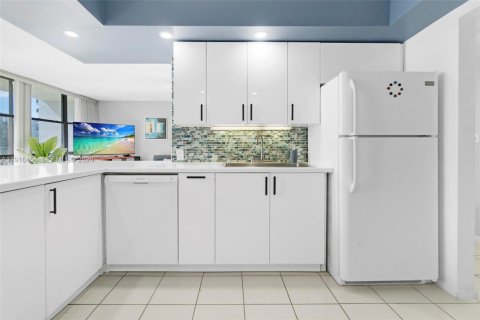 Copropriété à vendre à Hallandale Beach, Floride: 1 chambre, 104.98 m2 № 2083909 - photo 11