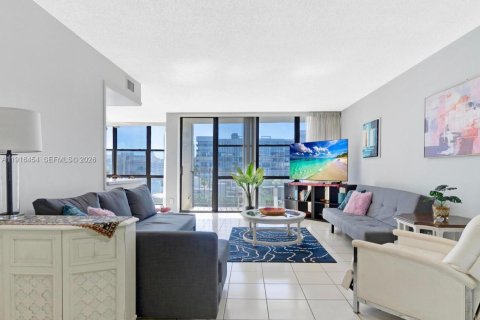 Copropriété à vendre à Hallandale Beach, Floride: 1 chambre, 104.98 m2 № 2083909 - photo 13