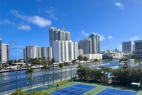 Copropriété à vendre à Hallandale Beach, Floride: 1 chambre, 104.98 m2 № 2083909 - photo 14