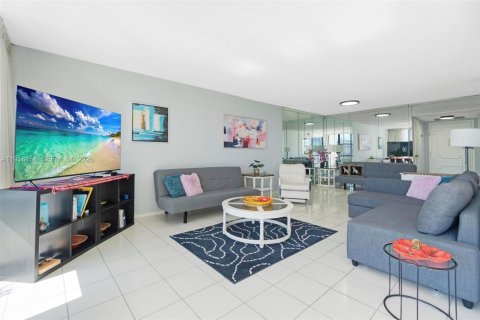 Copropriété à vendre à Hallandale Beach, Floride: 1 chambre, 104.98 m2 № 2083909 - photo 15