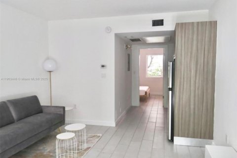 Condo in Miami Beach, Florida, 1 bedroom  № 1954743 - photo 1